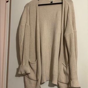 Ivory pocketed rolled sleeve cardigan. Size S